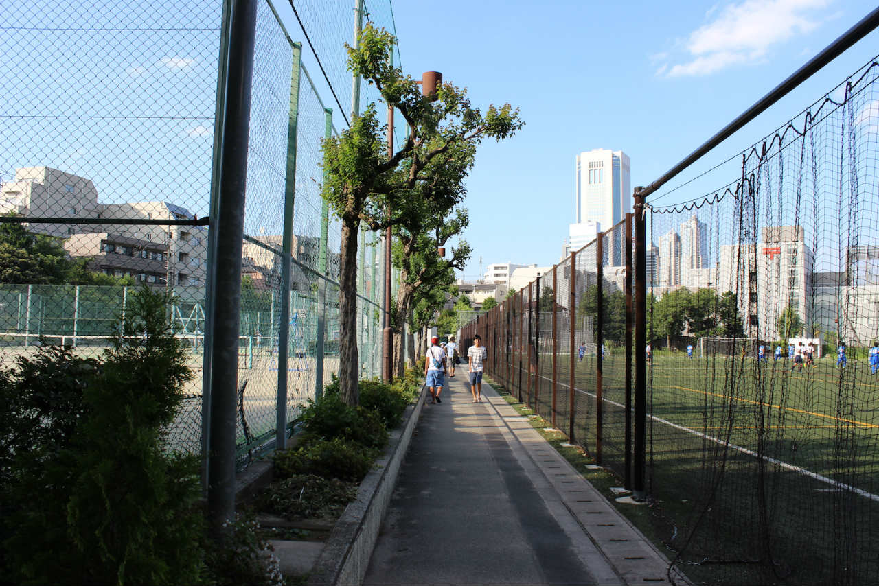 渋谷区スポーツセンター　テニスコートとサッカーグラウンド